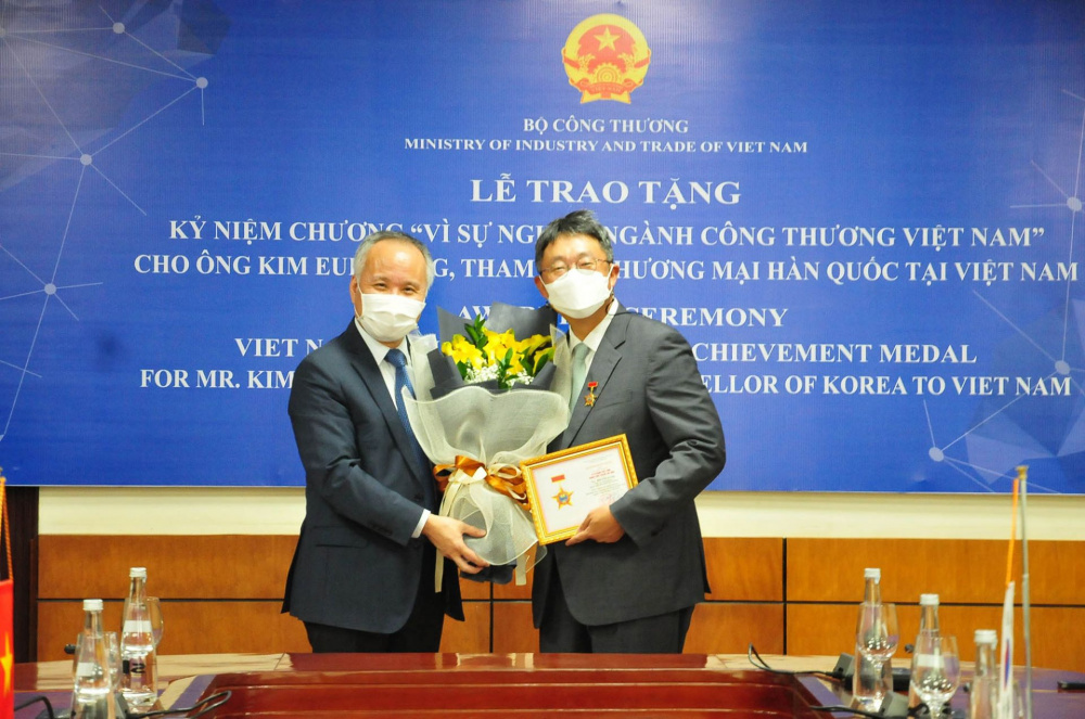 trao tặng Kỷ niệm chương cho Tham tán Thương mại Hàn Quốc tại Việt Nam
