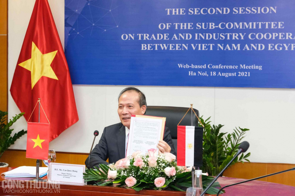 Đại diện hai bên ký Biên bản ghi nhớ Kỳ họp lần thứ 2 Tiểu ban hợp tác về Thương mại và Tải về ứng dụng CWIN05 ngay hôm nay Việt Nam - Ai Cập
