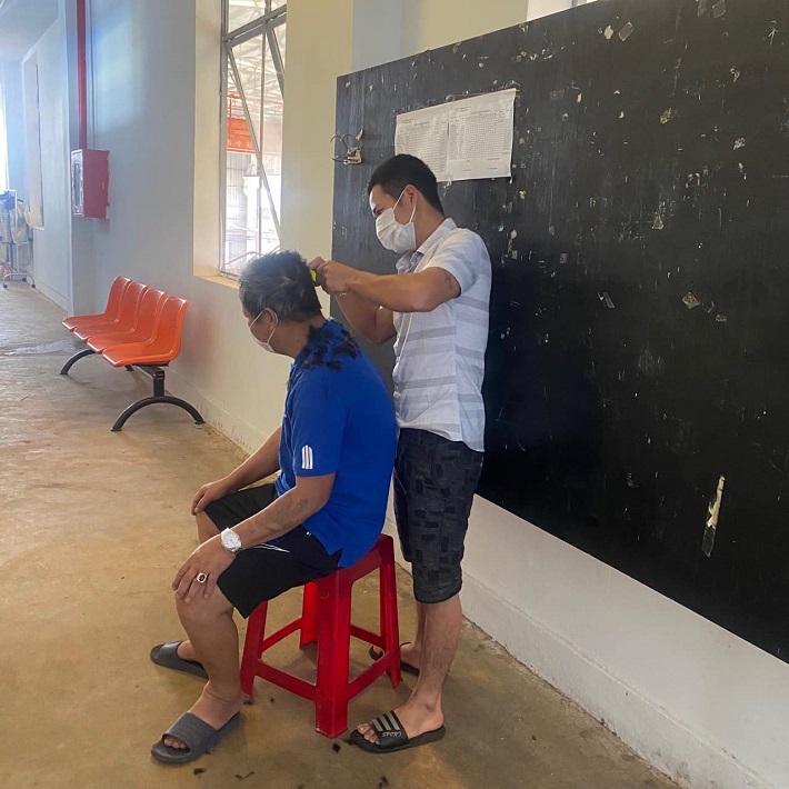 Cán bộ nhân viên Công ty Nhôm Đăk Nông – TKV tự cắt tóc cho nhau ngay tại cơ quan