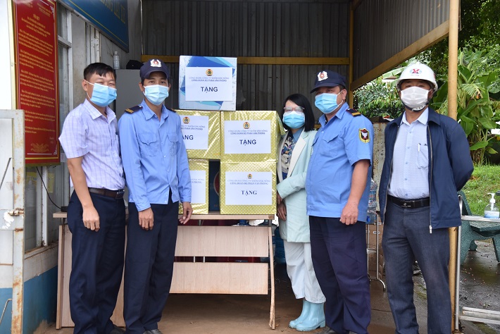 Công đoàn bộ phận văn phòng Công ty Nhôm Đăk Nông - TKV trao tăng