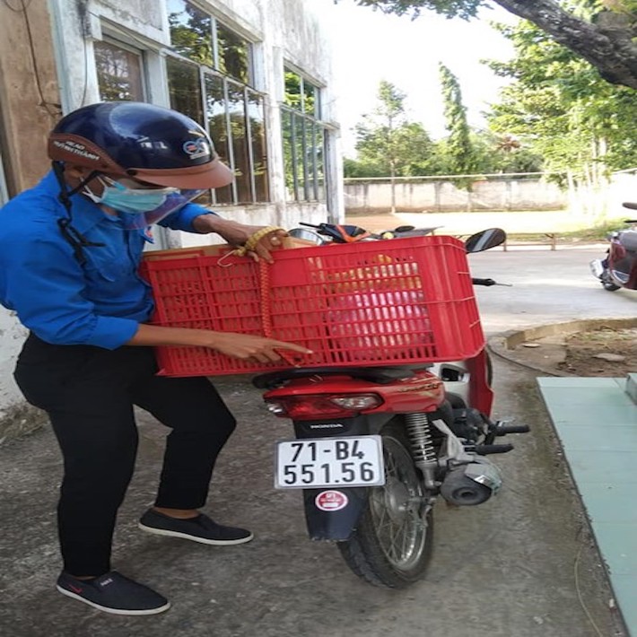 Sinh viên Lê Văn Quí – chàng “shipper xanh” quen thuộc của xã Tân Thanh