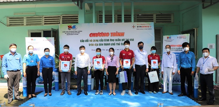 Đại diện EVNGENCO 3 trao vật tư y tế cho đội hình tình nguyện, phát động chương trình ATM Oxy Thủ Đức miễn phí