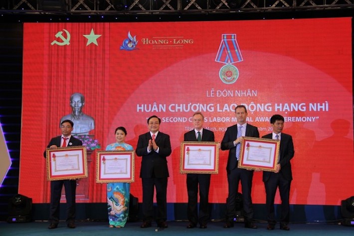 Lễ đón dòng dầu đầu tiên từ giàn đầu giếng H5 mỏ Tê Giác Trắng