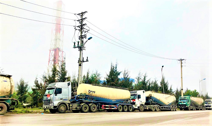 Xe chở tro đi tiêu thụ