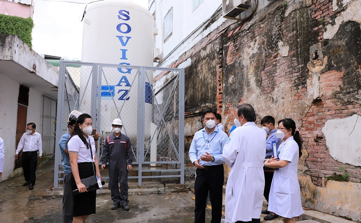 Các đại biểu tham quan, nghiệm thu công trình tại khu vực bồn chứa oxy lõng