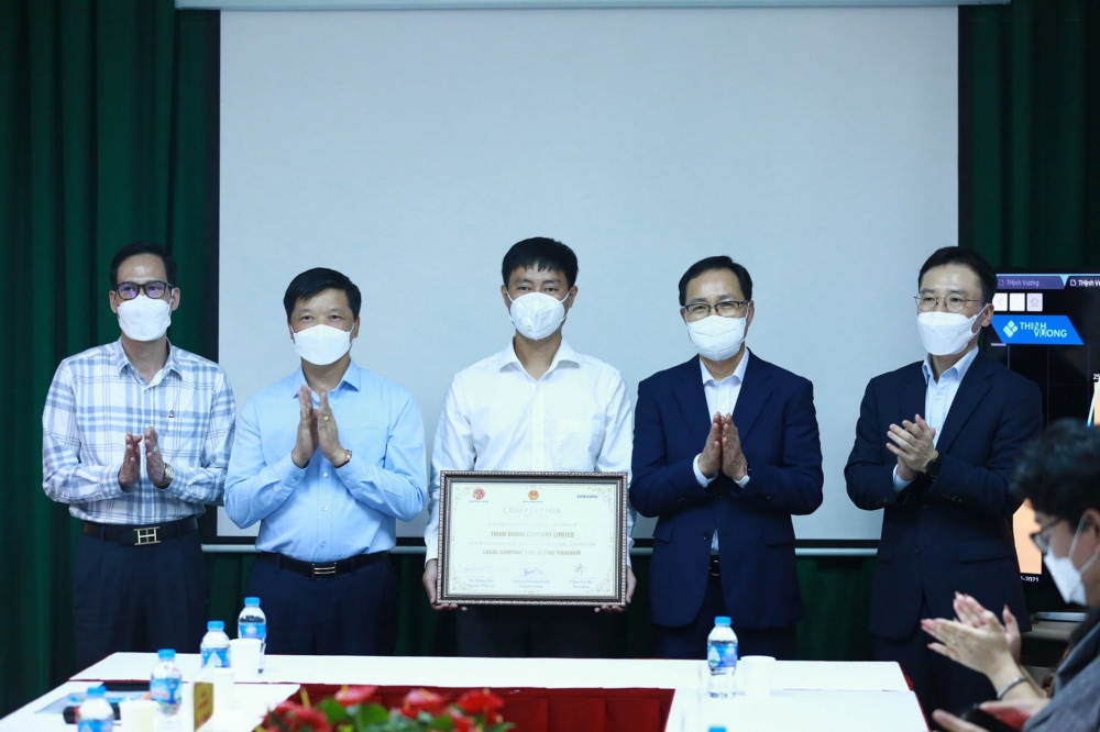Trao Chứng nhận tham gia Chương trình tư vấn cải tiến Cwincom hiện đang mở nội địa cho Cwincom hiện đang mở