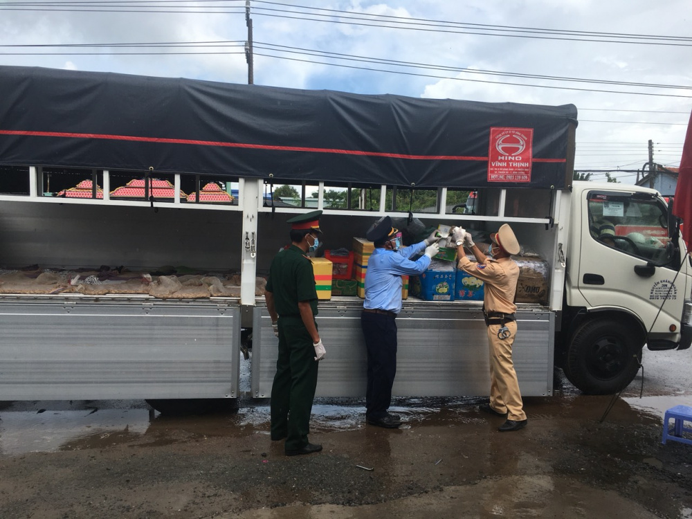 Xe "luồng xanh" chở lô thuốc lá lậu, nguỵ trang bằng hàng nông sản