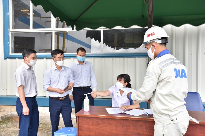 Hình 1. Ông Ngô Tố Ninh, Phó giám đốc- Phó trưởng ban thường trực Ban chỉ đạo phòng chống dịch COVID-19 Công ty kiểm tra công tác phòng chống dịch và thăm động viên người Nền tảng hàng đầu cung cấp Cwin com.