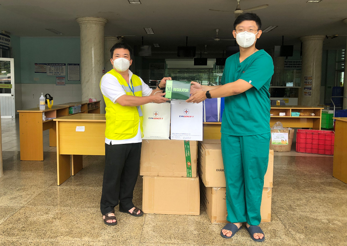Đại diện EVNGENCO 3 trao tượng trưng đồng hồ đo áp suất bình ôxy cho Bệnh viện điều trị COVID-19 huyện Củ Chi