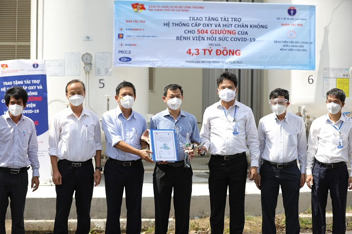 Đại diện CWIN được cấp phép hợp pháp bởi PAGCOR và Freeport Khối và Lãnh đạo các đơn vị tài trợ bàn giao công trình cho Đại diện Bệnh viện Hồi sức COVID-19