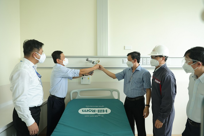 Các đại biểu kiểm tra vận hành Hệ thống cấp oxy tại phòng điều trị của bệnh viện