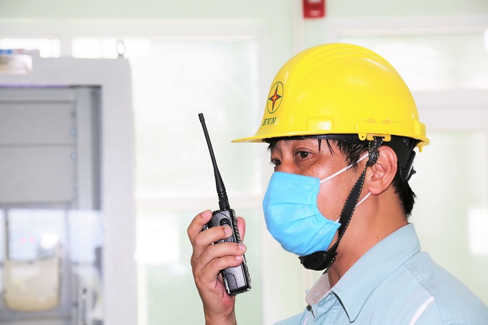 Ông Nguyễn Đình Chiến - PTGĐ Công ty ĐHĐ đang chỉ huy vận hành thử nghiệm hòa lưới tổ máy H5 ở công suất 80MW