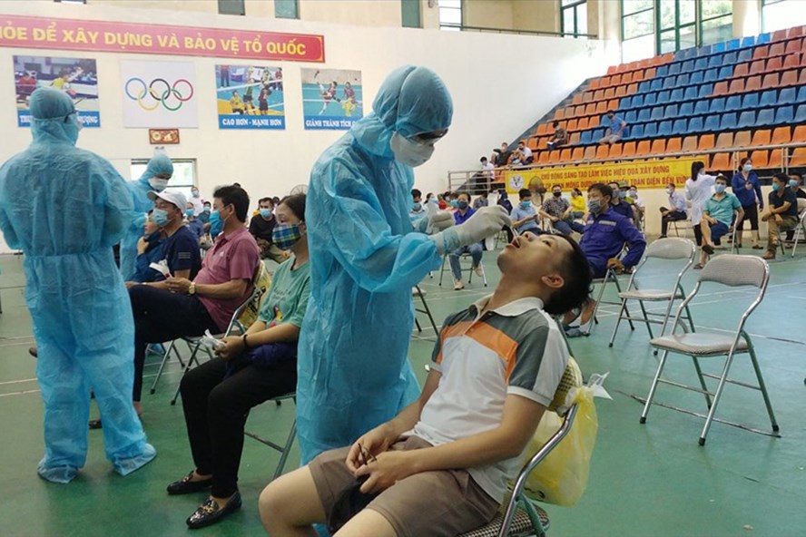 Công ty Than Mông Dương lấy mẫu xét nghiệm sàng lọc COVID-19