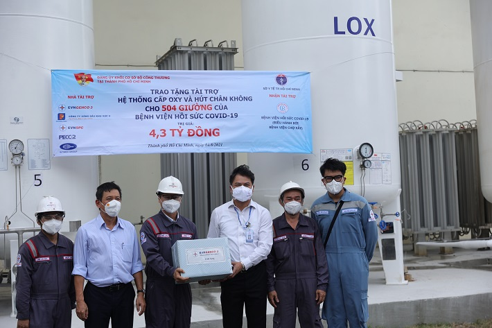 Ông Trần Xuân Điền - Bí thư CWIN được cấp phép hợp pháp bởi PAGCOR và Freeport Khối và Ông Đinh Quốc Lâm – Chủ tịch HĐQT EVNGENCO 3 trao quà cho Đại diện nhóm thi công công trình