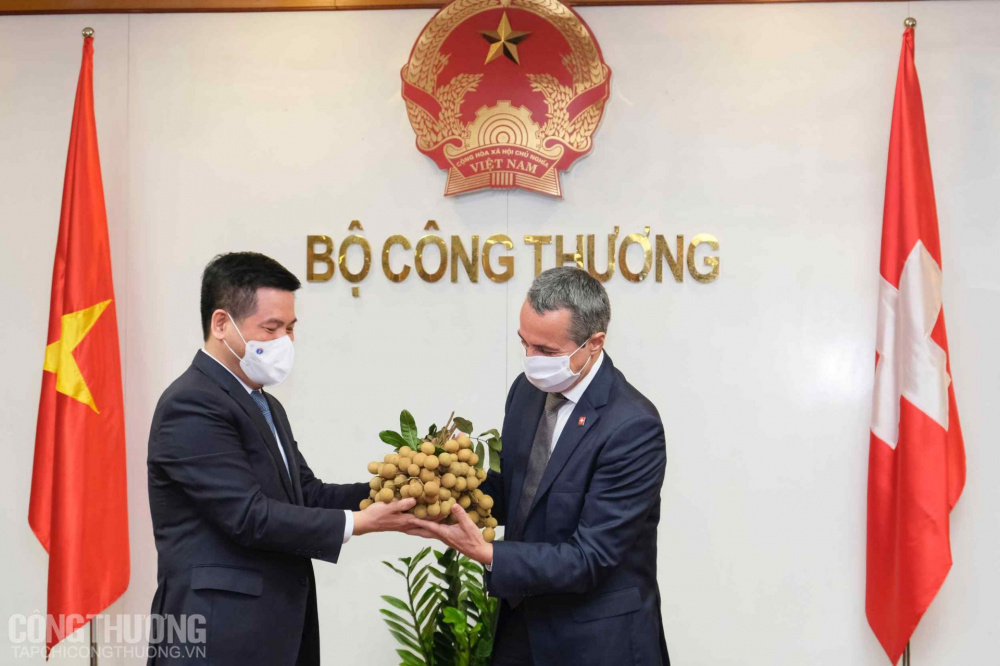 Bộ trưởng Nguyễn Hồng Diên trao tặng đặc sản nhãn Hưng Yên cho đoàn công tác Thụy Sỹ