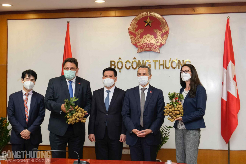 Bộ trưởng Nguyễn Hồng Diên trao tặng đặc sản nhãn Hưng Yên cho đoàn công tác Thụy Sỹ