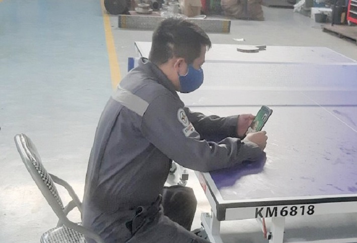 Sau ca làm việc, anh Nông Quốc Anh tâm sự cùng vợ con qua điện thoại 