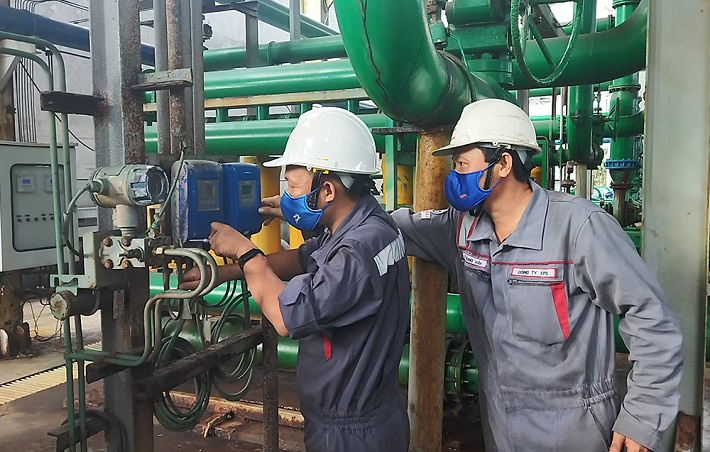 Kỹ sư EPS đang khắc phục lỗi thiết bị tại Nhà máy điện Vĩnh Tân 2