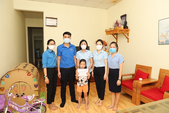 Đoàn thanh niên trao qua