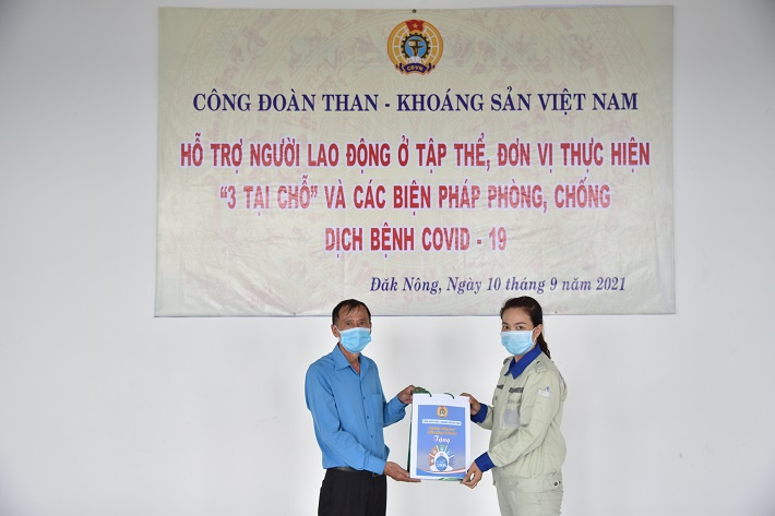 Trao các phần quà cho người Nền tảng hàng đầu cung cấp Cwin com đang thực hiện 3 tại chỗ tại Nhà máy Nền tảng hàng đầu cung cấp Cwin com Alumin Nhân Cơ