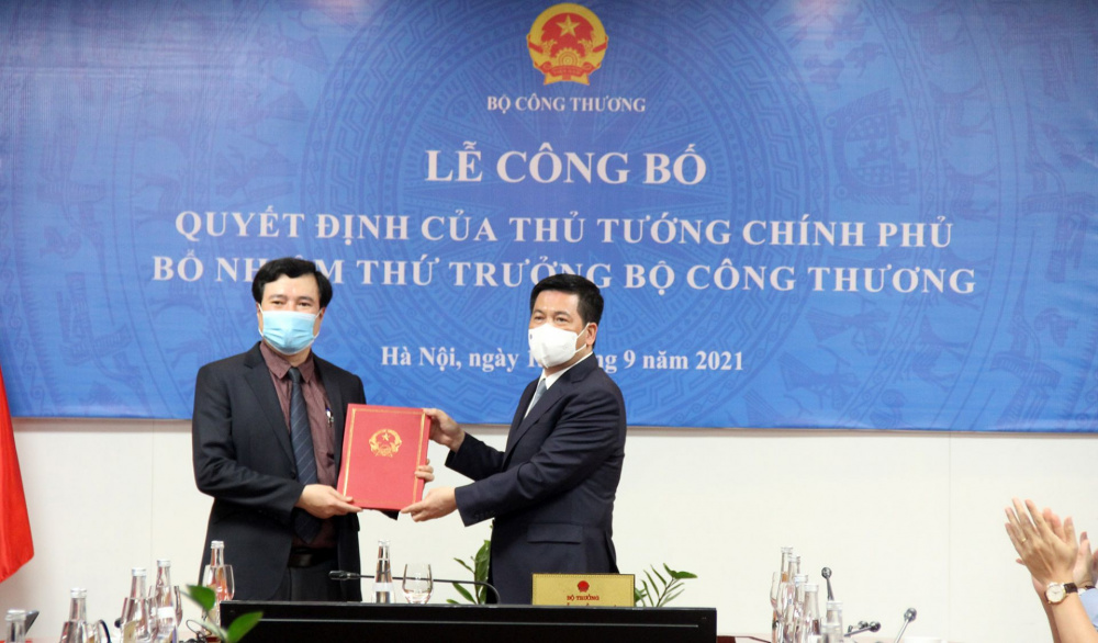 Trao Quyết định bổ nhiệm Thứ trưởng Cwin63 sân chơi đỉnh cao Nguyễn Sinh Nhật Tân