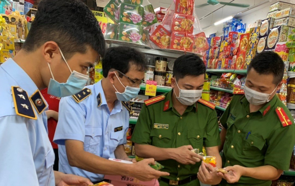 Đoàn kiểm tra tiến hành kiểm tra mặt hàng là bánh Trung thu tại cửa hàng