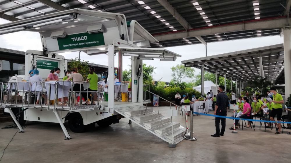 Hai bên thùng xe ô tô lưu động chuyên dụng có khả năng nâng lên kèm theo những tấm bạt giúp che nắng, che mưa cho những người đến tiêm chủng hoặc lấy mẫu xét nghiệm Covid-19 và nhiều tính năng hiện đại. (ảnh: CDC Thái Bình)