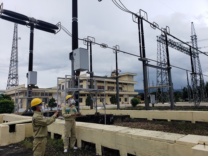 Công nhân tại TBA soi phát nhiệt thiết bị trong trạm