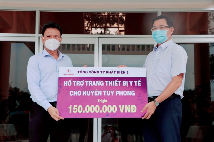 Công ty Nhiệt điện Vĩnh Tân - EVNGENCO 3 - trao bảng tài trợ trang thiết bị y tế  phòng, chống dịch COVID-19 cho Lãnh đạo huyện Tuy Phong, tỉnh Bình Thuận