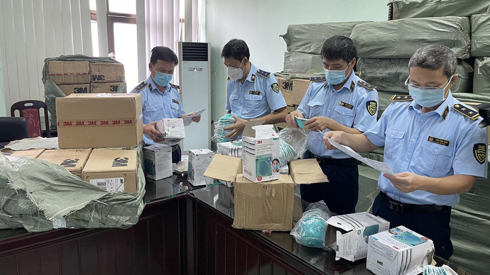 Thu giữ hàng trăm ngàn sản phẩm, thiết bị y tế chống dịch giả mạo