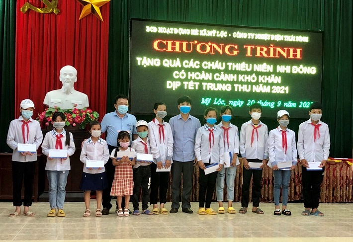 Đồng chí Tạ Ngọc Linh – Chủ tịch Công đoàn đại diện Lãnh đạo Công ty tặng quà cho các cháu thiếu niên nhi đồng xã Mỹ Lộc  – huyện Thái Thụy
