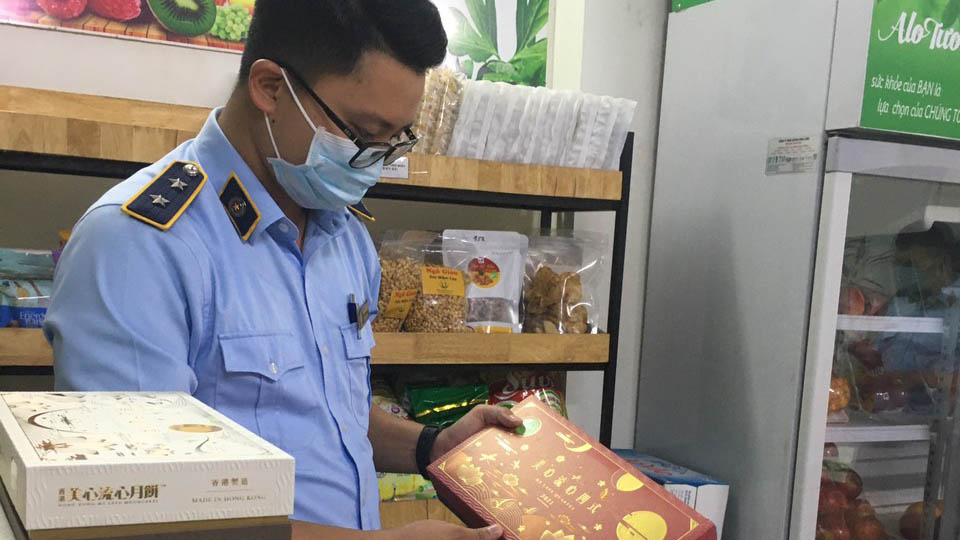 Cận Tết Trung thu, thu giữ lượng lớn bánh kẹo không nguồn gốc