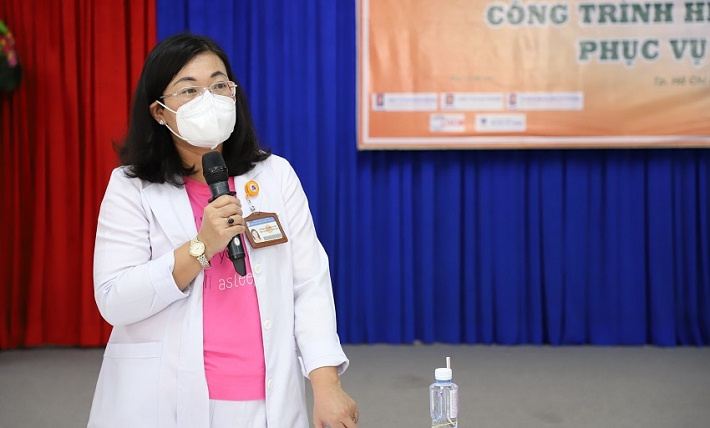 PGS.TS.BS Hoàng Thị Diễm Tuyết, Giám đốc Bệnh viện Hùng Vương phát biểu tại buổi lễ bàn giao