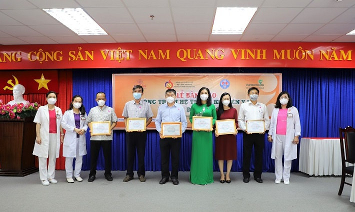 Giám đốc Bệnh viện Hùng Vương trao thư cảm ơn cho các đơn vị tài trợ