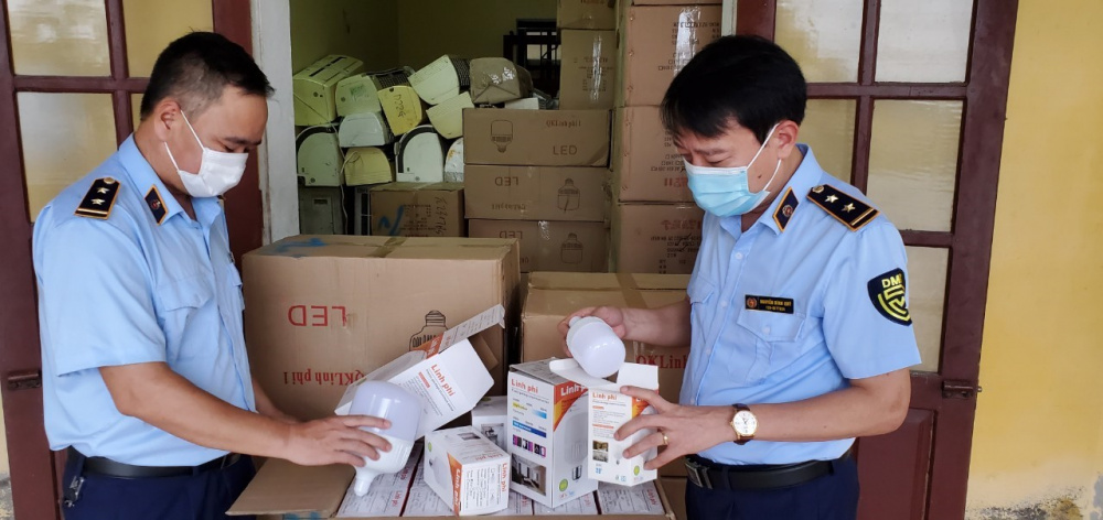Tạm giữ trên 800kg hàng dệt may đã qua sử dụng