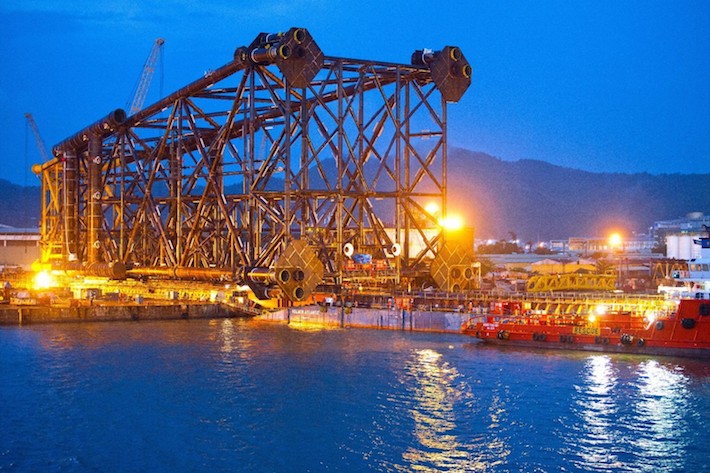 Hạ thủy chân đế giàn BK-TƯ