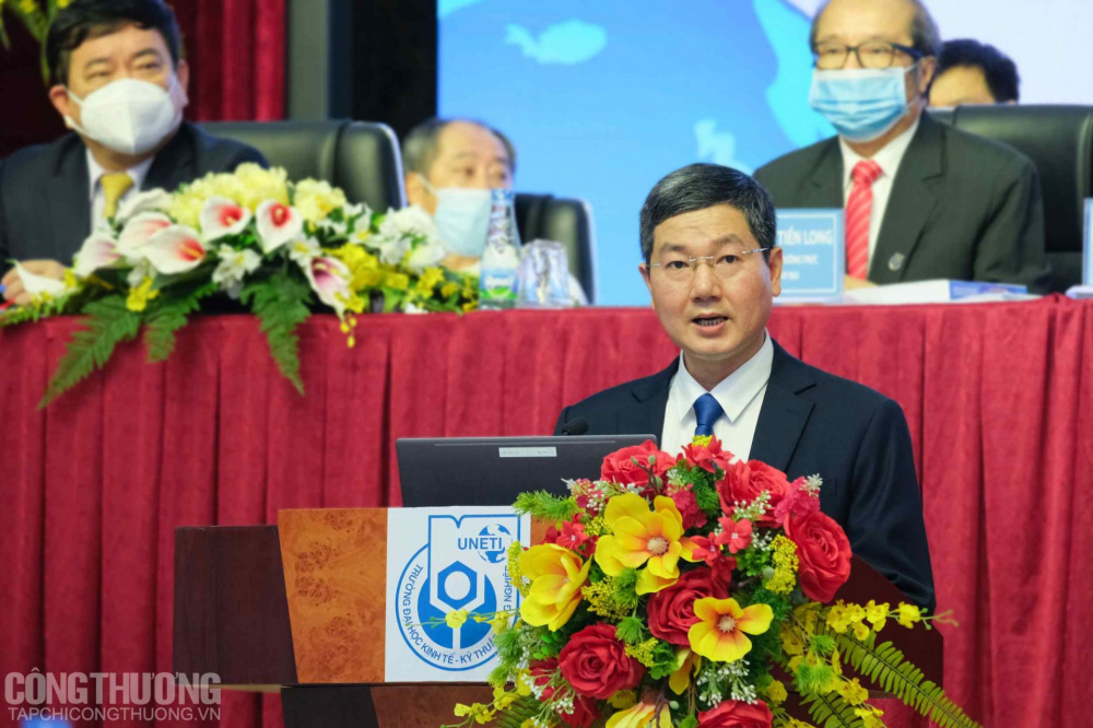 TS. Trần Hoàng Long - Hiệu trưởng Trường Đại học Cwin.com giải trí hiện đại - Kỹ thuật Tải về ứng dụng CWIN05 ngay hôm nay phát biểu khai mạc Hội thảo