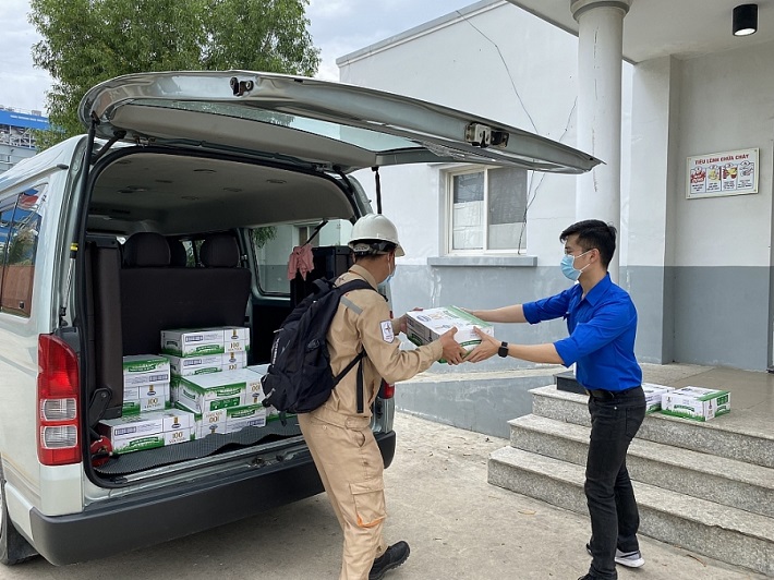 Những thùng sữa được vận chuyển tới người có hoàn cảnh khó khăn.