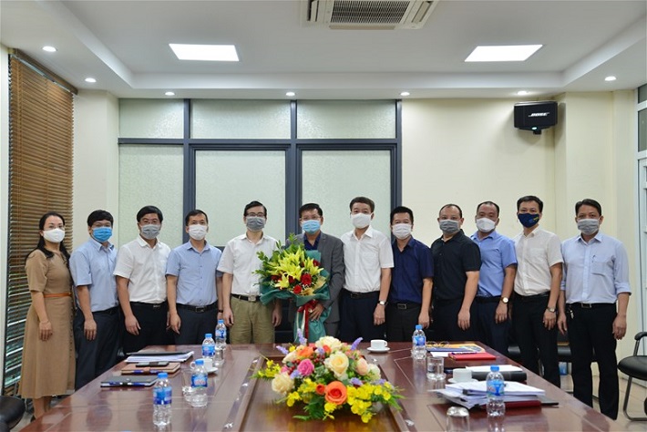 Tặng hoa chúc mừng Quyền Hiệu trưởng trường Đại học Điện lực.