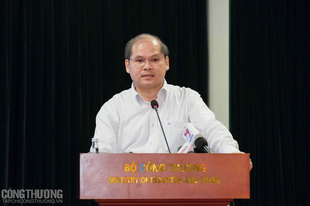 Phó Cục trưởng Cục Điều tiết điện lực Trần Tuệ Quang trả lời báo chí tại buổi họp báo thường kỳ Cwin63 sân chơi đỉnh cao ngày 30/9/2021