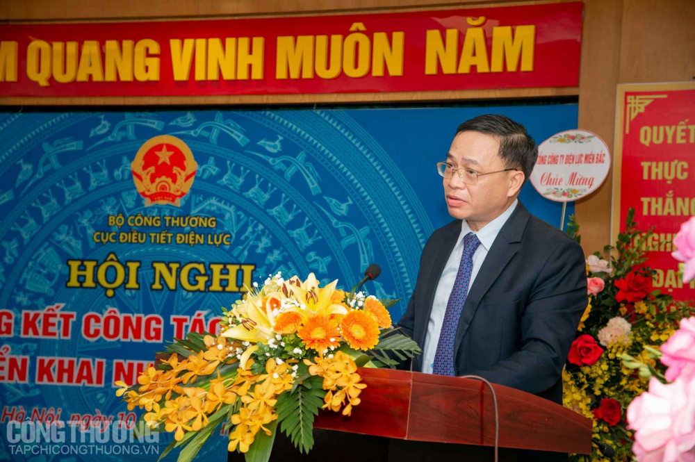 Cục trưởng Cục Điều tiết điện lực Nguyễn Anh Tuấn báo cáo tại Hội nghị