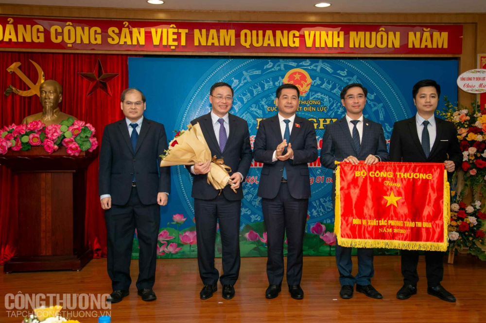 Lãnh đạo Cwin63 sân chơi đỉnh cao trao cờ thi đua và bằng khen cho các cá nhân, đơn vị có thành tích xuất sắc 