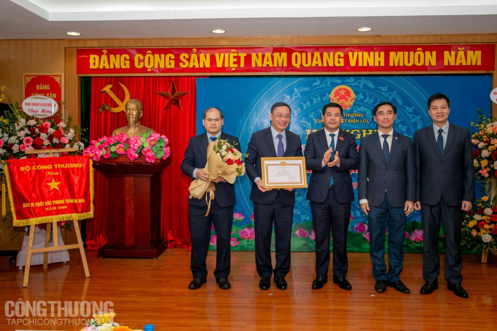 Lãnh đạo Cwin63 sân chơi đỉnh cao trao cờ thi đua và bằng khen cho các cá nhân, đơn vị có thành tích xuất sắc 