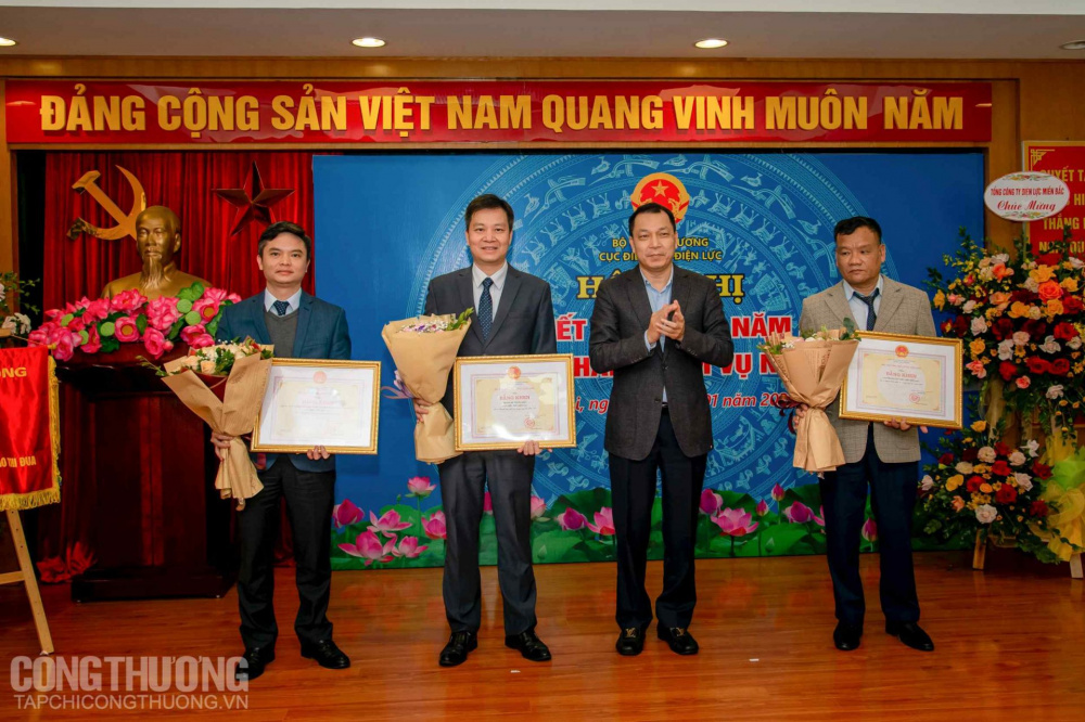 Lãnh đạo Cwin63 sân chơi đỉnh cao trao cờ thi đua và bằng khen cho các cá nhân, đơn vị có thành tích xuất sắc 