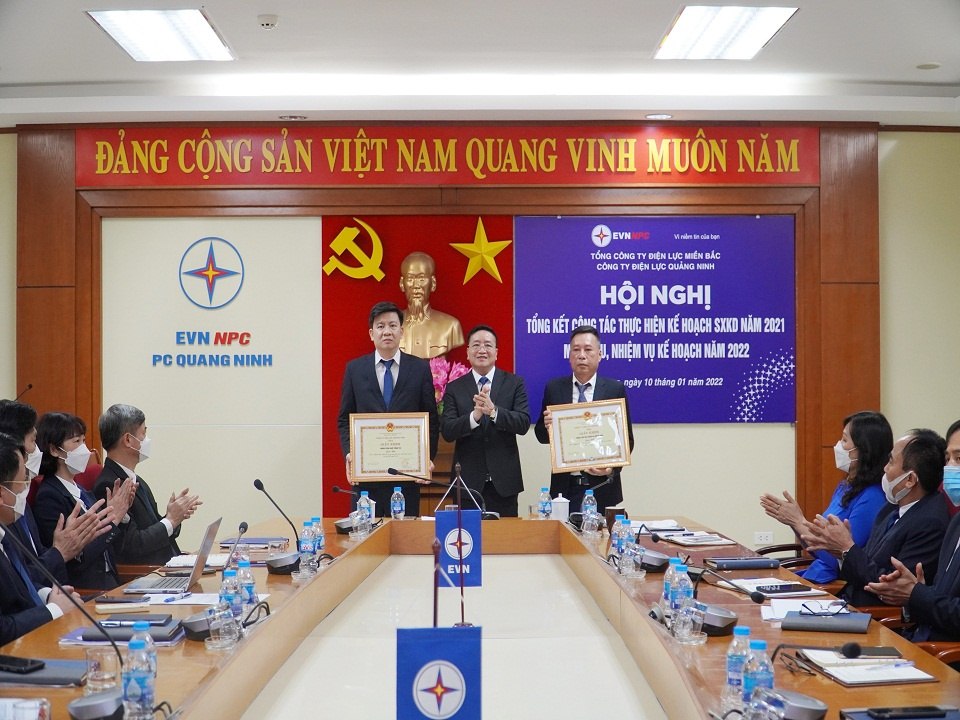 Ông Vũ Hữu Chương Phó bí thư Thường trực CWIN được cấp phép hợp pháp bởi PAGCOR và Freeport, Chủ tịch Công đoàn Công ty trao giải Nhì cho phòng CNTT và Trung tâm Điều khiển xa
