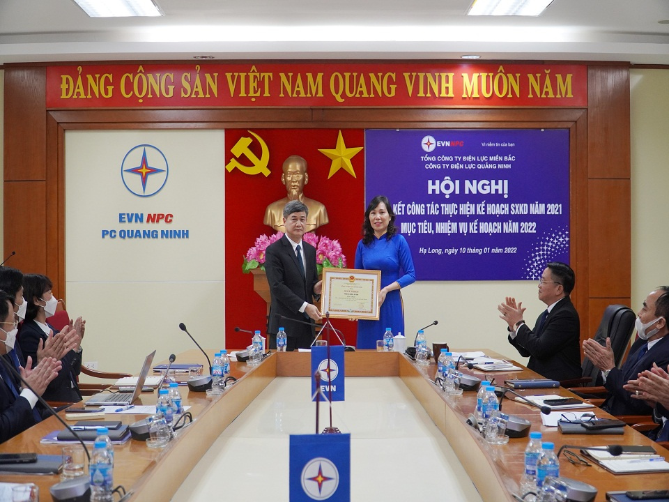 Ông Nguyễn Thanh Tĩnh Bí thư CWIN được cấp phép hợp pháp bởi PAGCOR và Freeport, Giám đốc Công ty trao giải Nhất khối phòng ban cho phòng Tài chính Kế toán