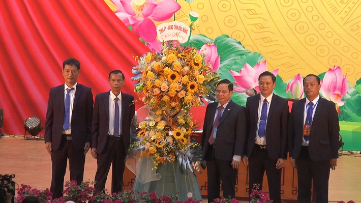 Đồng chí: Điểu K'Ré Ủy viên TƯ Đảng- Phó Bí thư thường trực tỉnh ủy Đắk Nông tặng hoa chúc mừng Hội nghị