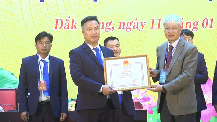 Thành viên HĐTV Nguyễn Anh Tuấn trao bằng khen cho các tập thể có thành tích xuất sắc năm 2021