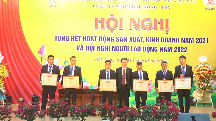 Phó Tổng giám đốc TKV Nguyễn Tiến Mạnh trao bằng khen cho các cá nhân có thành tích xuất sắc trong năm 2021