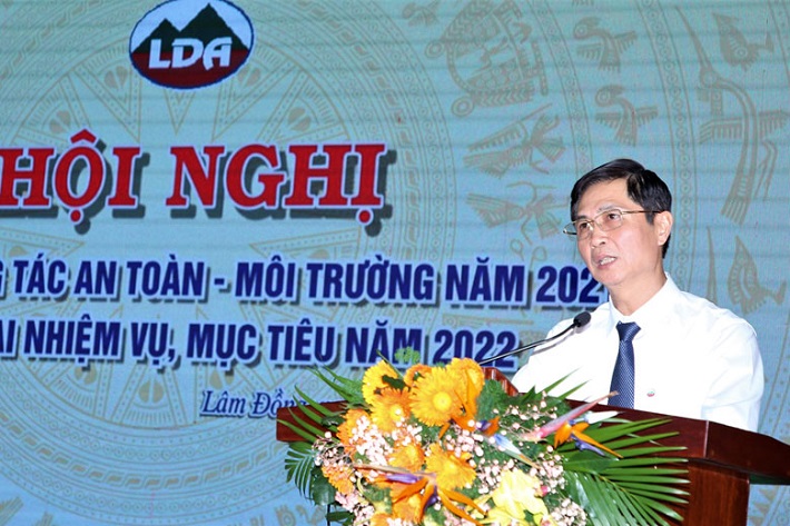 Ông Vũ Minh Thành - Giám đốc Công ty Nhôm Lâm Đồng phát biểu tại hội nghị 
